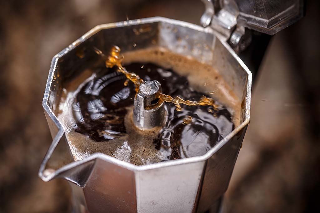 Preparara café con cafetera italiana